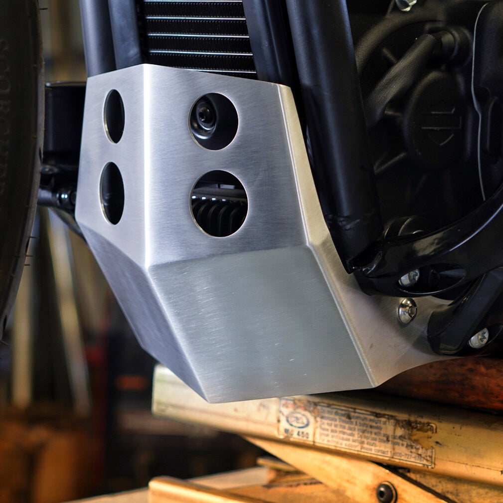 美品 2018以降ソフテイルシリーズ SKID PLATE スピードマーチャント 2018 Softail Skid Plate: Brushed – The Speed Merchant